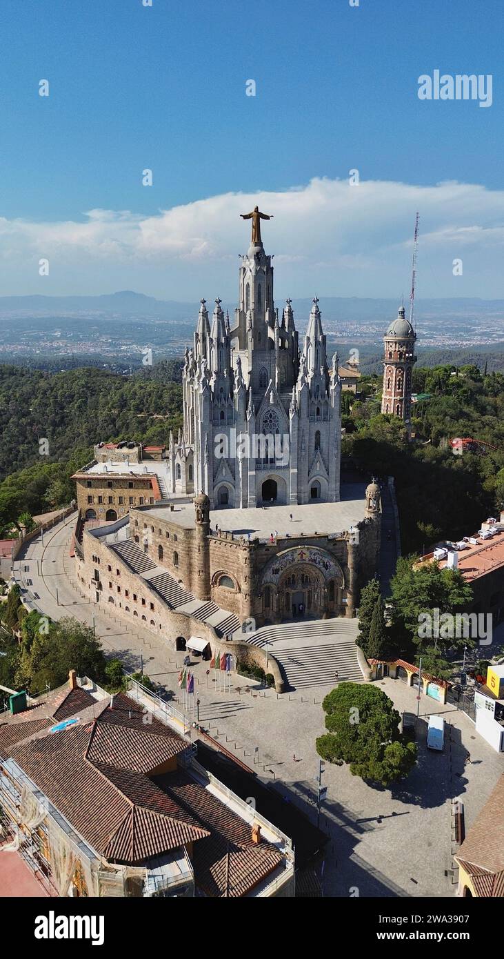 Vista aerea con drone della chiesa Temple Expiatori del Sagrat Cor in cima al Monte Tibidabo che si affaccia su Barcellona, Sarrià-Sant Gervasi, Spagna. Foto Stock
