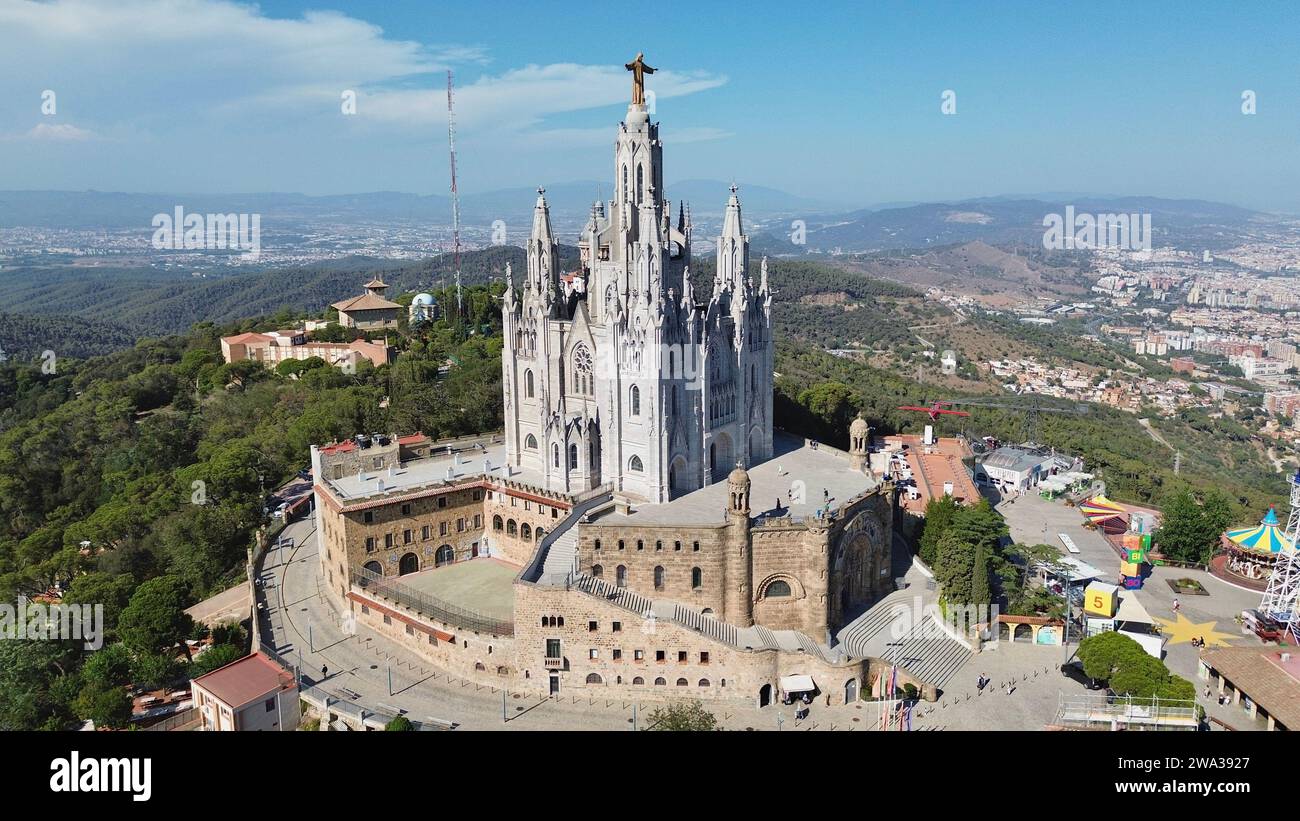 Vista aerea con drone della chiesa Temple Expiatori del Sagrat Cor in cima al Monte Tibidabo che si affaccia su Barcellona, Sarrià-Sant Gervasi, Spagna. Foto Stock