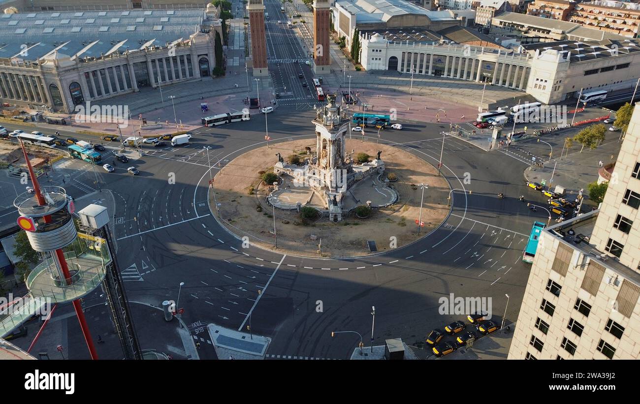 Riprese aeree con drone di Plaça d'Espanya a Barcellona, Spagna, grande piazza, torri veneziani, Fontana Magica, Palau Nacional e panorama della collina di Montjuïc Foto Stock