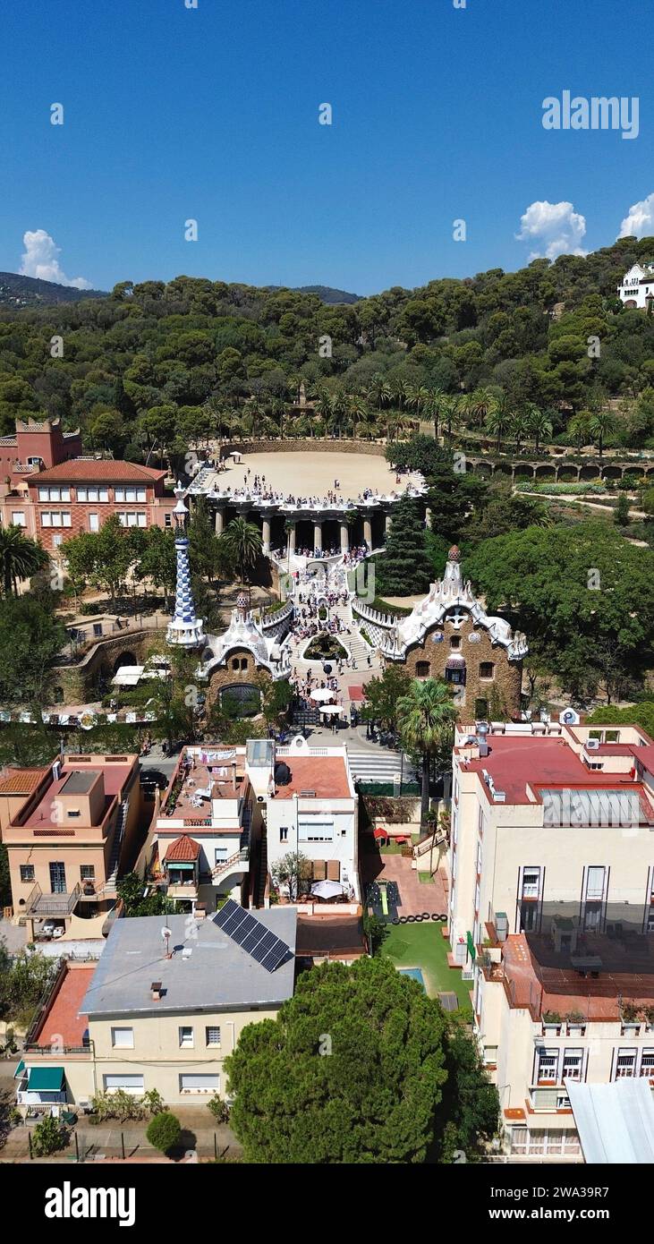 Riprese aeree con drone del Parc Güell di Barcellona, Spagna, terrazza mosaicata iconica di Antoni Gaudí, panchina a forma di lucertola serpentina e vista panoramica sulla città Foto Stock