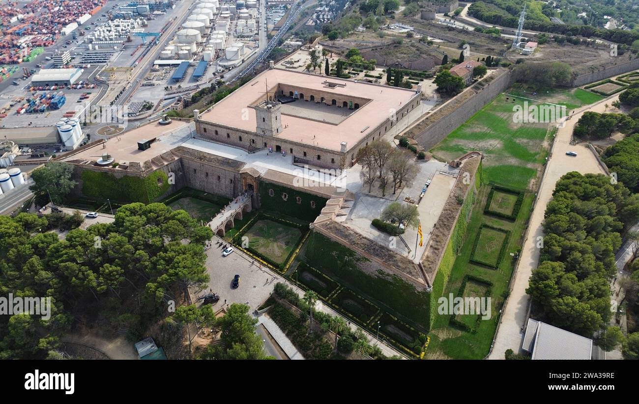 Riprese aeree con drone dello Château de Montjuïc a Barcellona, Spagna, bastioni di una fortezza militare del XVII secolo, torri di guardia e panorama del porto mediterraneo Foto Stock
