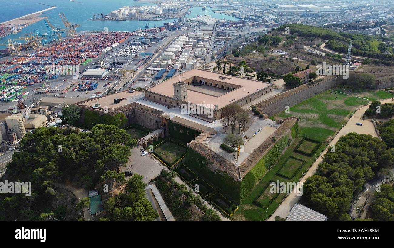 Riprese aeree con drone dello Château de Montjuïc a Barcellona, Spagna, bastioni di una fortezza militare del XVII secolo, torri di guardia e panorama del porto mediterraneo Foto Stock