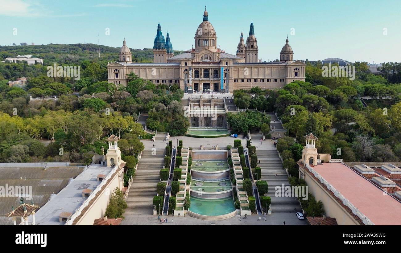 Riprese aeree con drone del Palau Nacional di Barcellona Spagna palazzo museo neo-baroque, della Fontana Magica Plaza de España e del panorama della collina di Montjuïc Foto Stock