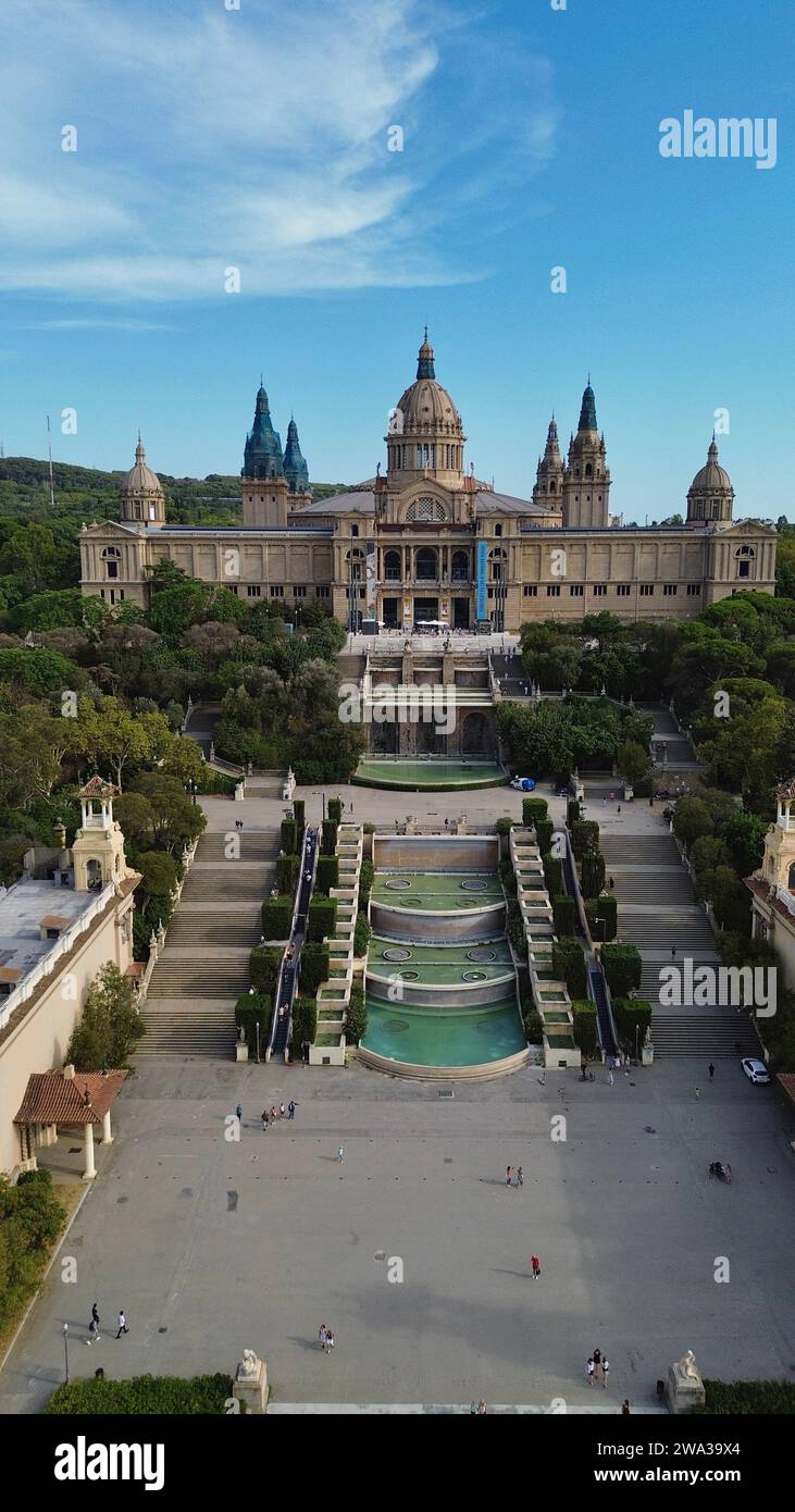Riprese aeree con drone del Palau Nacional di Barcellona Spagna palazzo museo neo-baroque, della Fontana Magica Plaza de España e del panorama della collina di Montjuïc Foto Stock