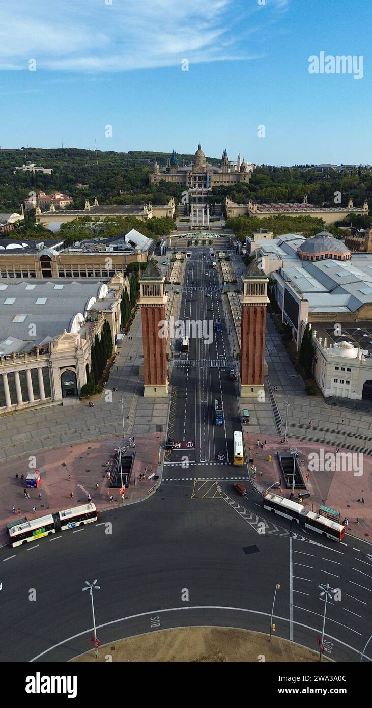 Riprese aeree con drone del Palau Nacional di Barcellona Spagna palazzo museo neo-baroque, della Fontana Magica Plaza de España e del panorama della collina di Montjuïc Foto Stock