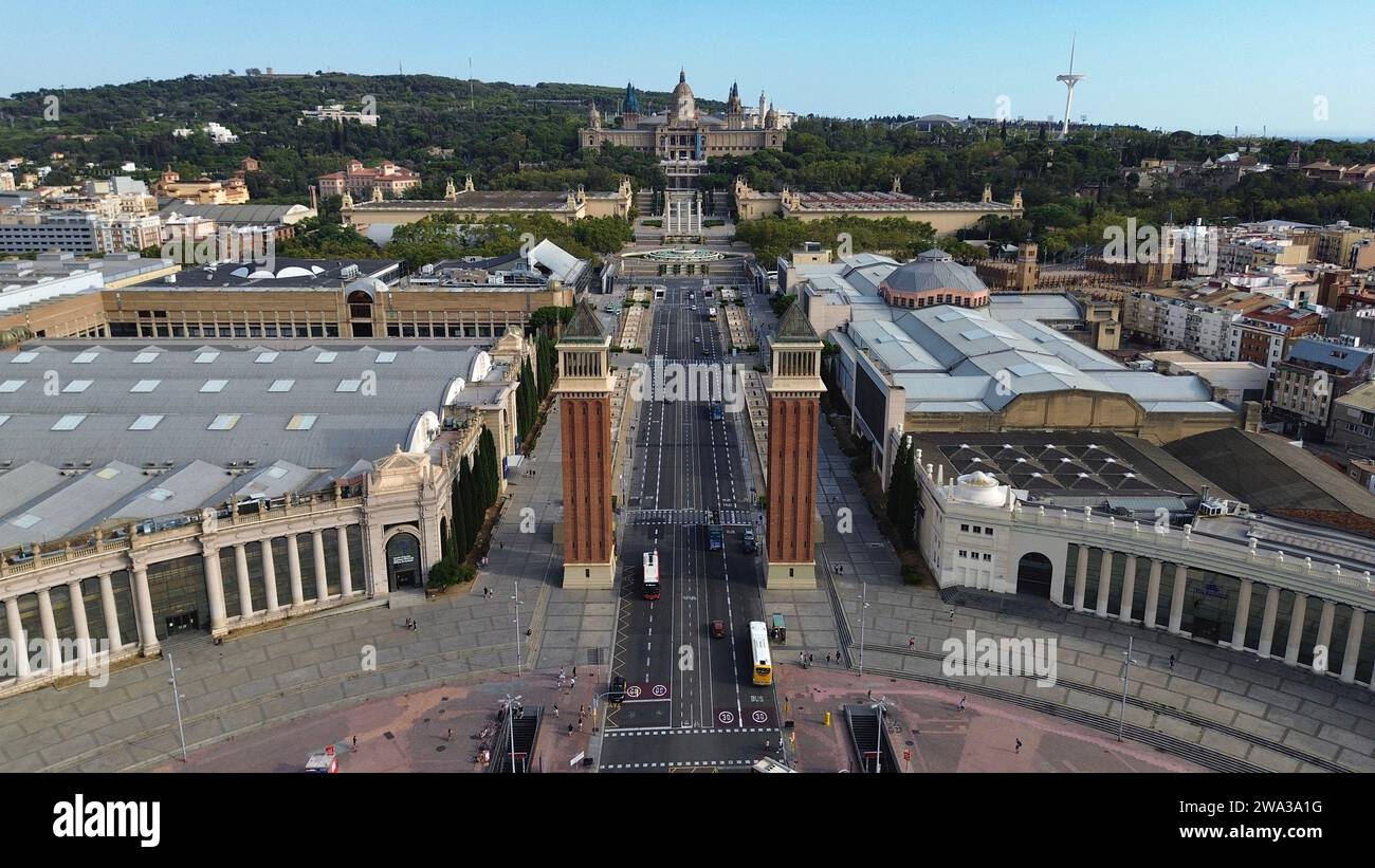 Riprese aeree con drone del Palau Nacional di Barcellona Spagna palazzo museo neo-baroque, della Fontana Magica Plaza de España e del panorama della collina di Montjuïc Foto Stock