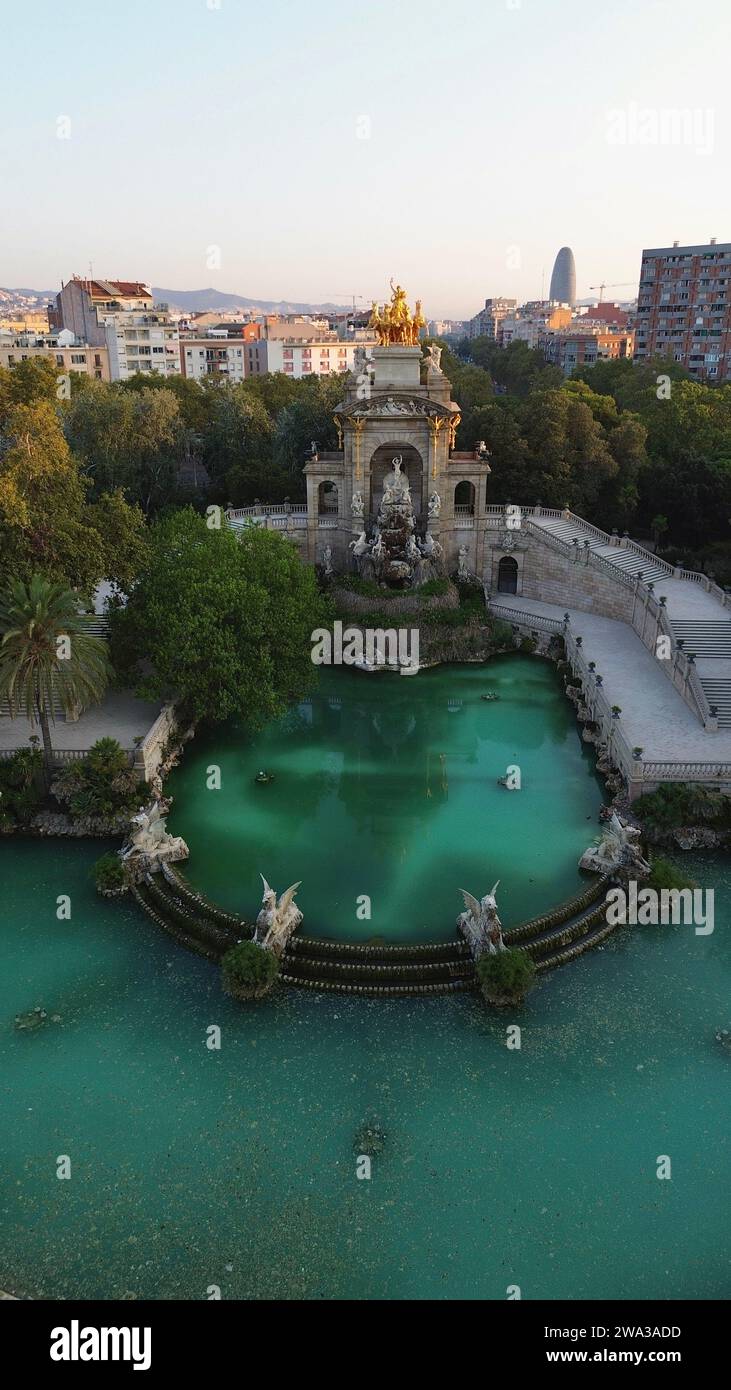 Riprese aeree con drone del Parc de la Ciutadella Barcellona Spagna fontana Cascada Monumental lago parco verde vialetti e Parlamento catalano Foto Stock