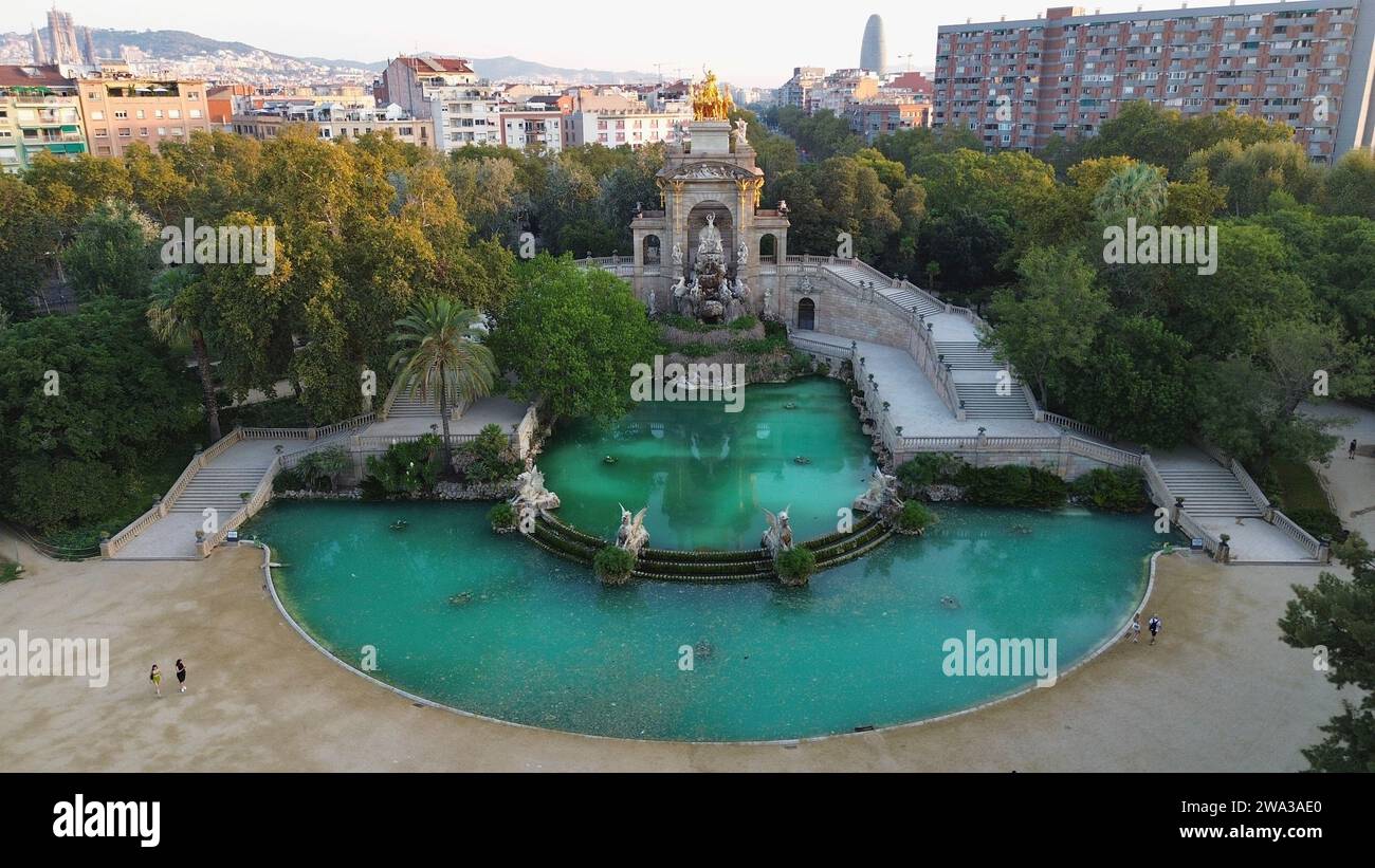 Riprese aeree con drone del Parc de la Ciutadella Barcellona Spagna fontana Cascada Monumental lago parco verde vialetti e Parlamento catalano Foto Stock