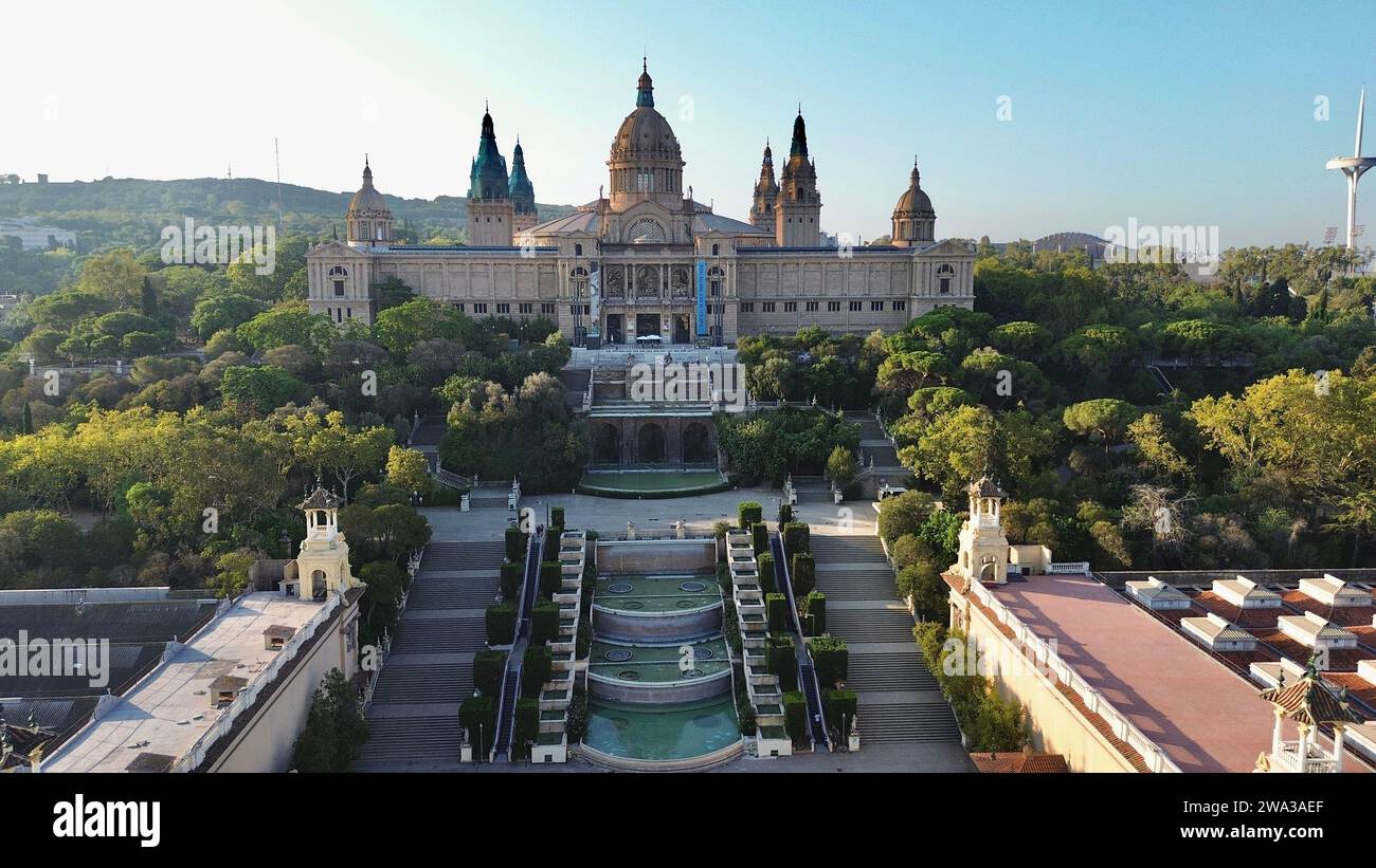 Riprese aeree con drone del Palau Nacional di Barcellona Spagna palazzo museo neo-baroque, della Fontana Magica Plaza de España e del panorama della collina di Montjuïc Foto Stock