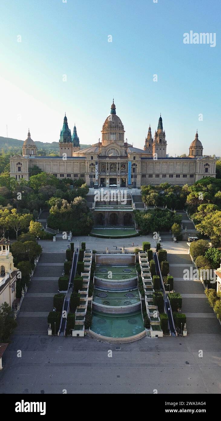 Riprese aeree con drone del Palau Nacional di Barcellona Spagna palazzo museo neo-baroque, della Fontana Magica Plaza de España e del panorama della collina di Montjuïc Foto Stock