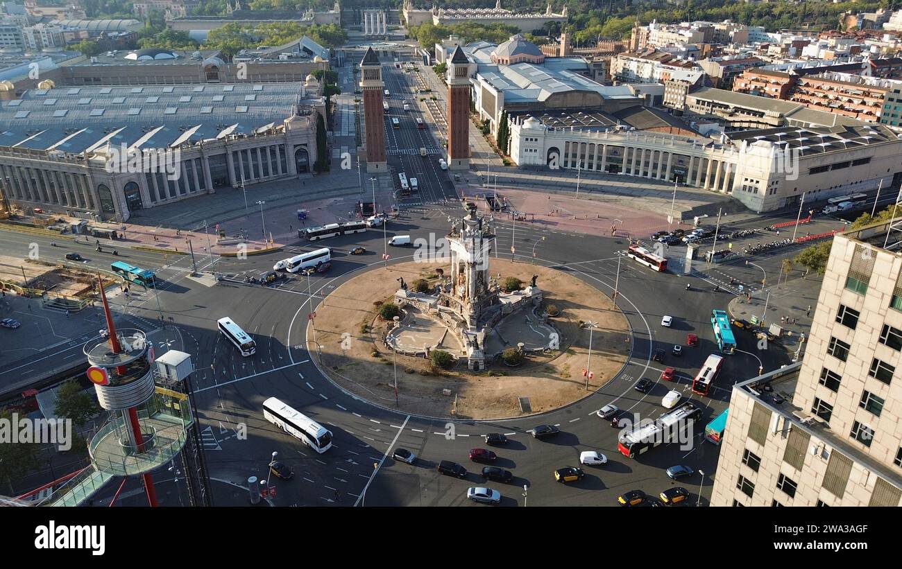 Riprese aeree con drone di Plaça d'Espanya a Barcellona, Spagna, grande piazza, torri veneziani, Fontana Magica, Palau Nacional e panorama della collina di Montjuïc Foto Stock