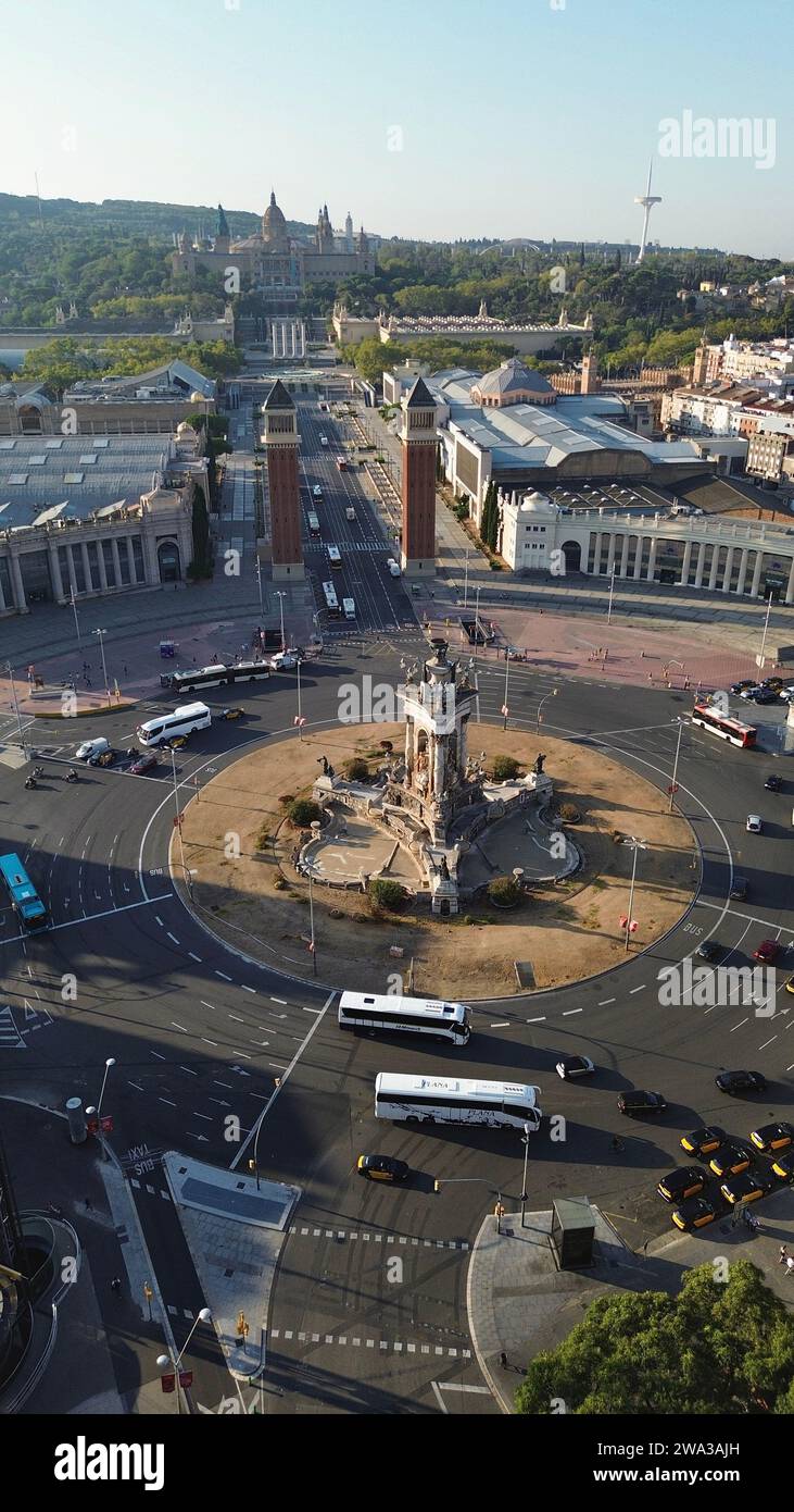 Riprese aeree con drone di Plaça d'Espanya a Barcellona, Spagna, grande piazza, torri veneziani, Fontana Magica, Palau Nacional e panorama della collina di Montjuïc Foto Stock