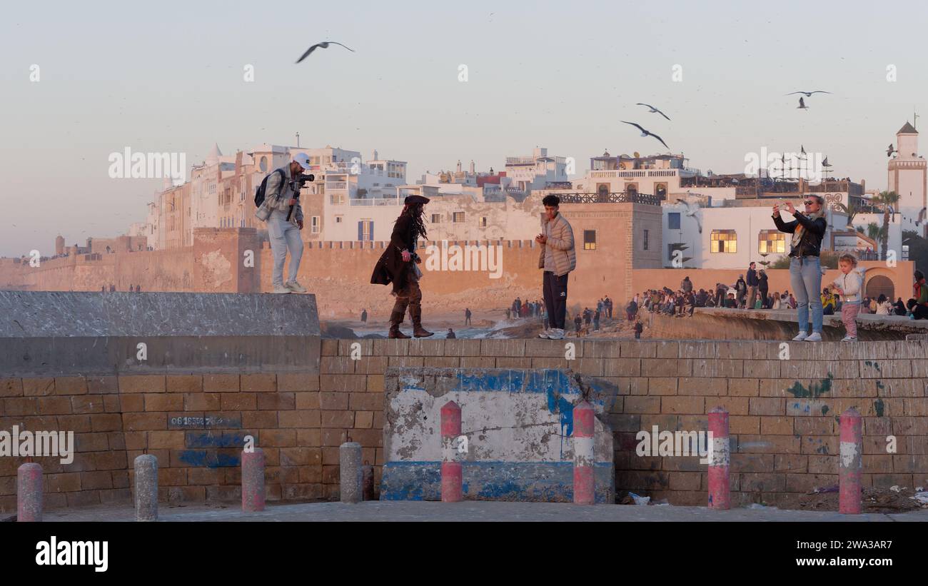 Cosplay Pirate è stato girato sulle mura della città con la medina alle spalle e gli uccelli volano sopra la città di Essaouira, Marocco, 1 gennaio 2024 Foto Stock