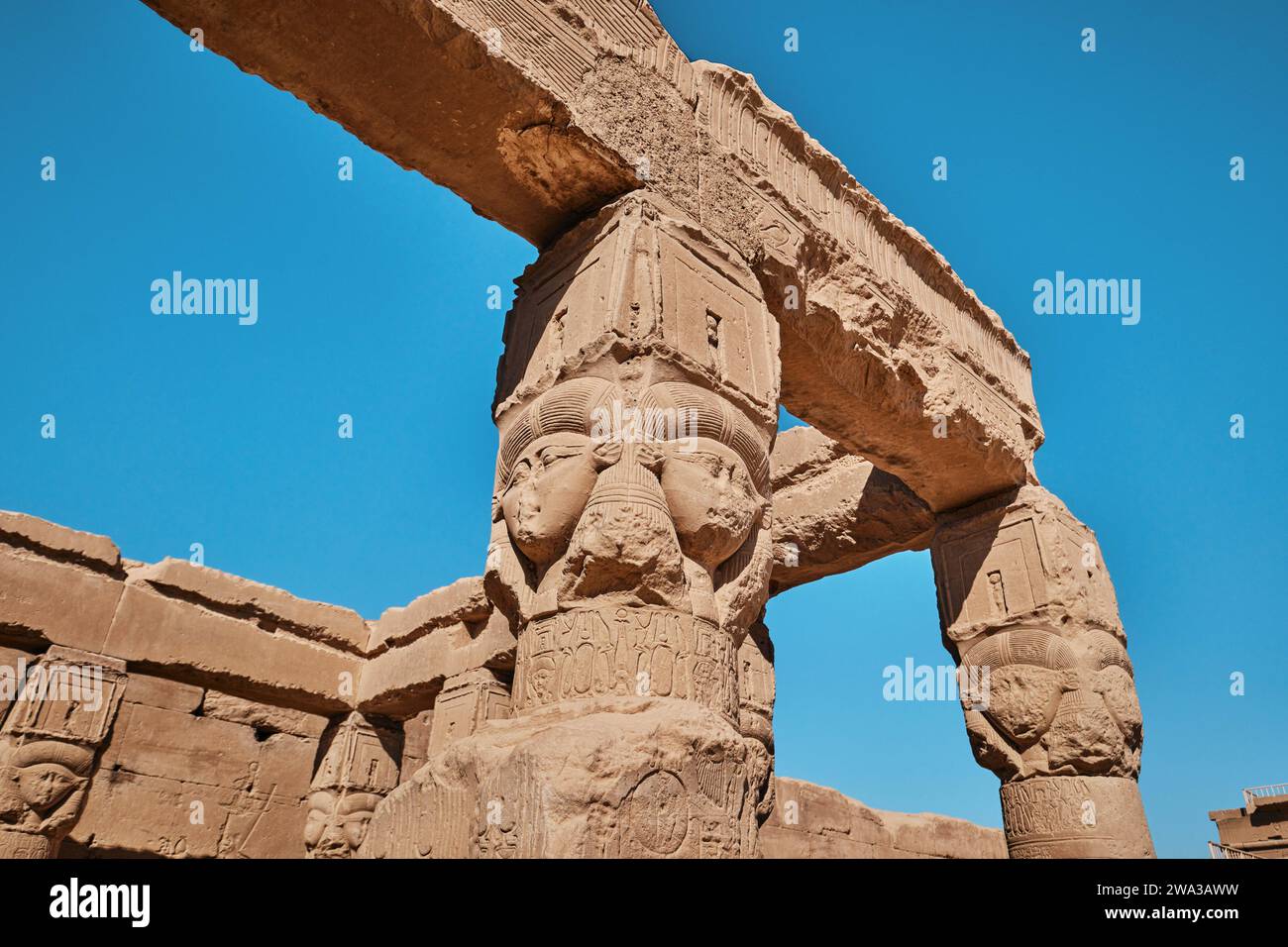 Qena, Egitto - dicembre 27 2023: Tempio di Hathor nel complesso del tempio di Dendera, una delle teste di colonna del tempio di Hathor meglio conservate Foto Stock