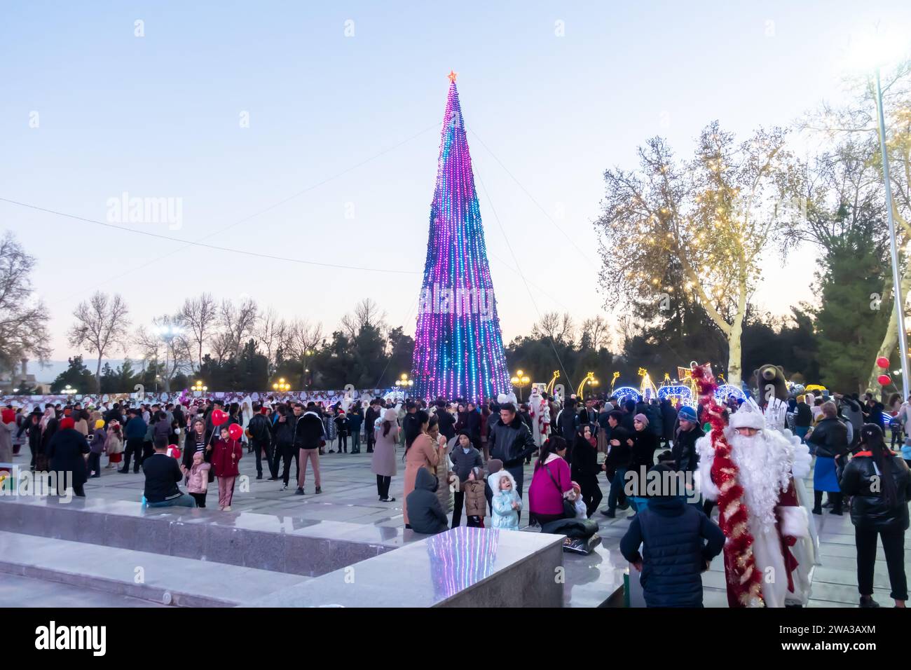 Festeggiamenti per il nuovo anno in piazza Kuk Saroy Samarcanda Uzbekistan. Padre Frost, Babbo Natale Foto Stock