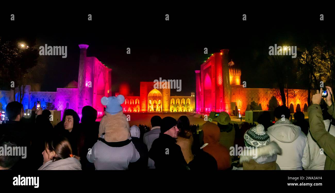 Festeggiamenti di Capodanno, monumenti storici illuminati, vista panoramica del complesso Registan, Registon Samarkand Uzbekistan illuminato, Asia centrale Foto Stock