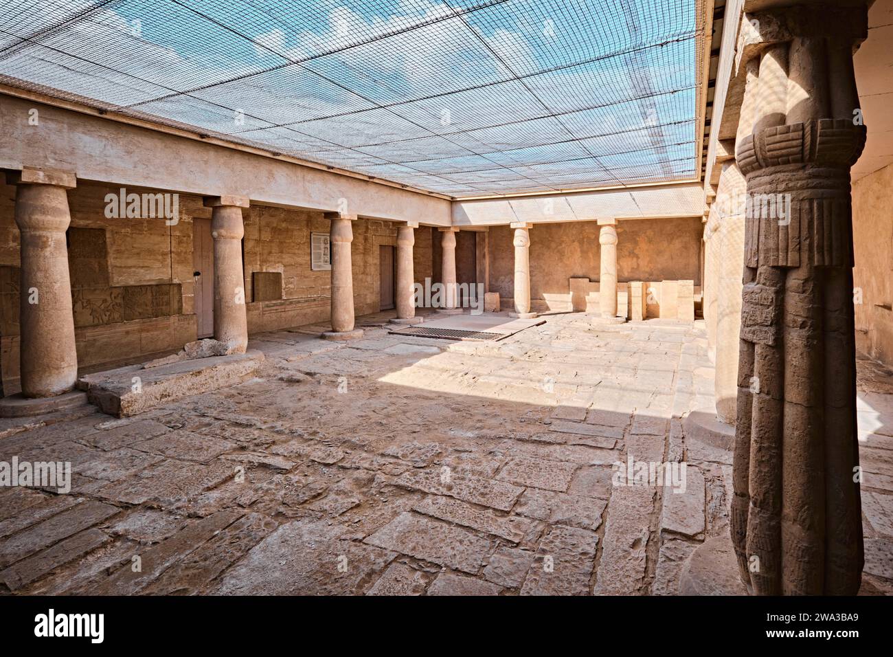 Saqqara, Egitto - 2 gennaio 2024: Colonne nella Tomba di Horemheb situate nella Necropoli di Saqqara Foto Stock