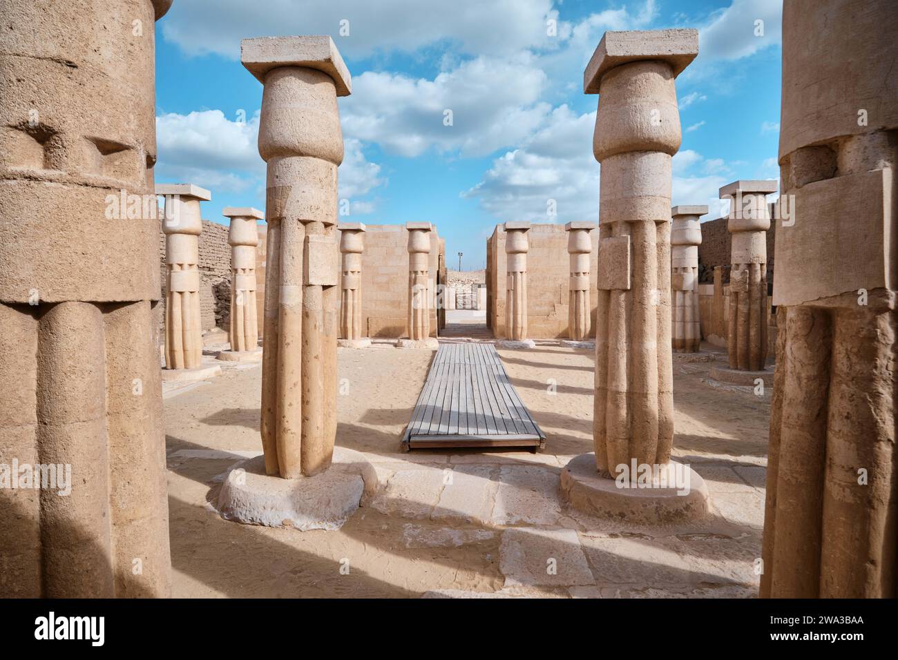 Saqqara, Egitto - 2 gennaio 2024: Colonne nella Tomba di Horemheb situate nella Necropoli di Saqqara Foto Stock