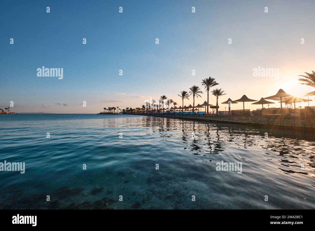 Hurghada, Egitto - 3 gennaio 2024: Acque cristalline del Mar Rosso di fronte al bel Air Azur Resort Hotel Foto Stock