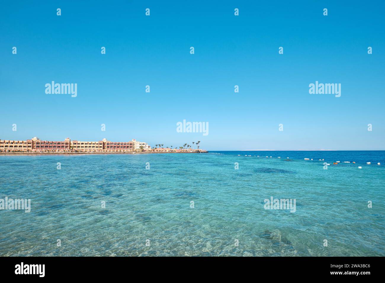 Hurghada, Egitto - 3 gennaio 2024: Acque cristalline del Mar Rosso di fronte al bel Air Azur Resort Hotel Foto Stock
