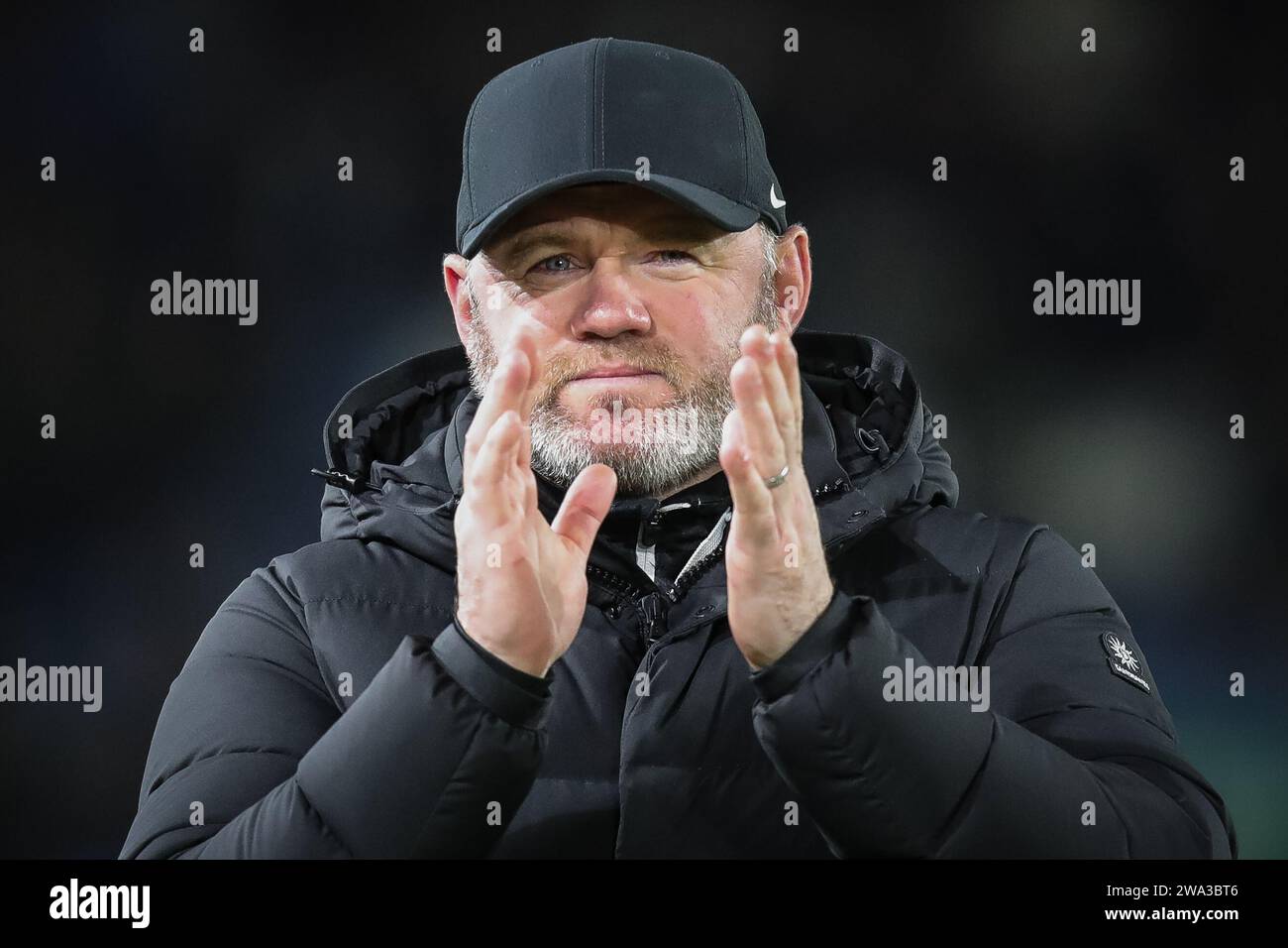Wayne Rooney manager del Birmingham City applaude le mani e applaude i tifosi al suono dei boos a tempo pieno dopo la partita del campionato Sky Bet Leeds United vs Birmingham City a Elland Road, Leeds, Regno Unito, 1° gennaio 2024 (foto di James Heaton/News Images) Foto Stock