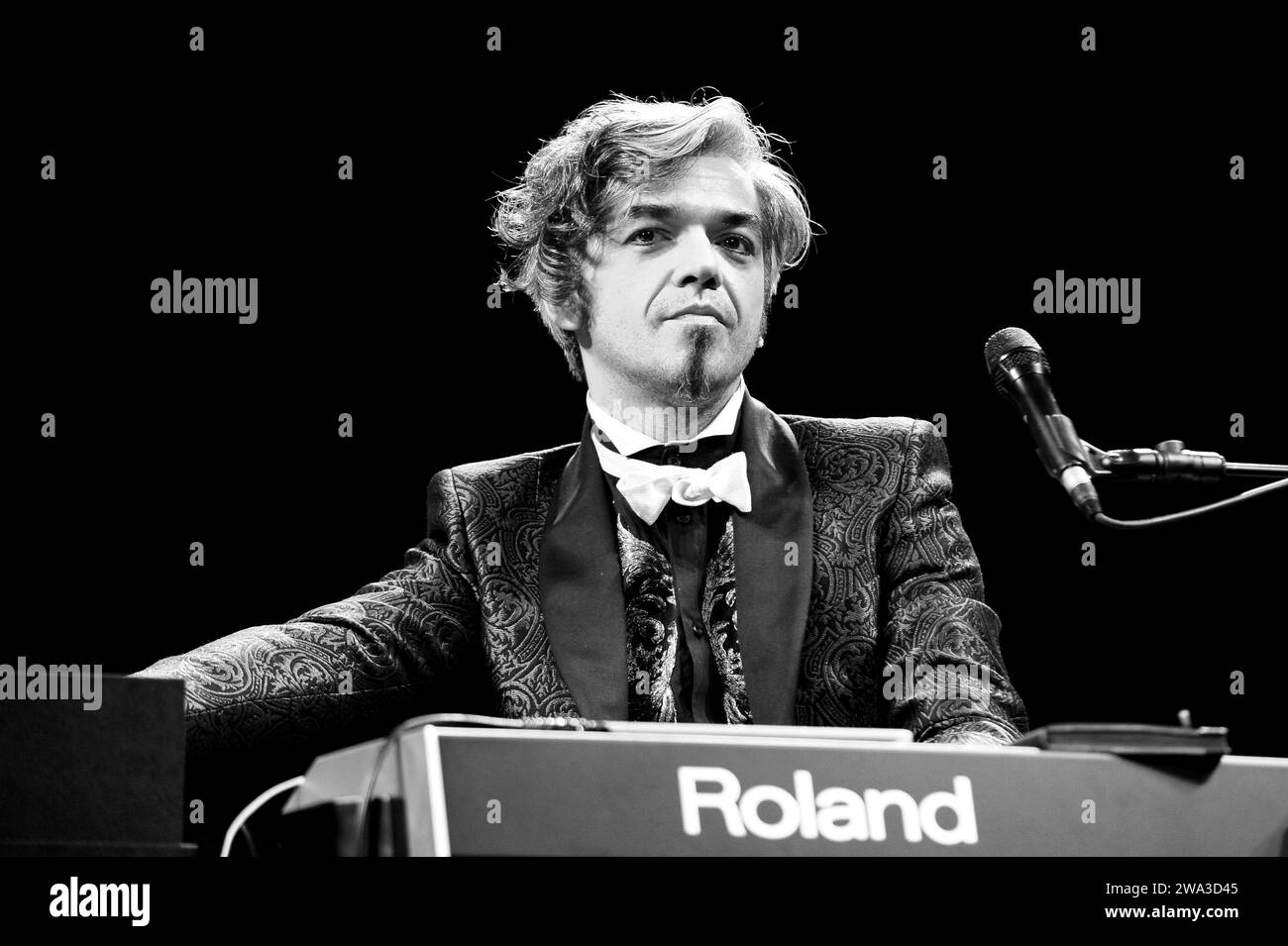 Milano Italia 2010-11-15: Morgan, Marco Castoldi, cantante italiano, durante il concerto dal vivo al Palavobis Foto Stock