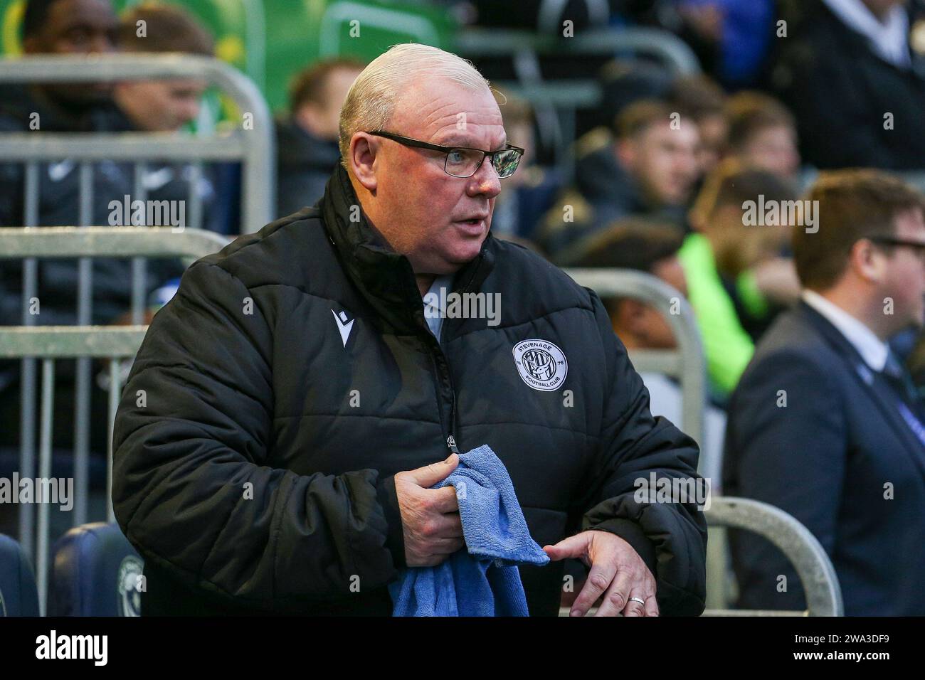 Portsmouth, Regno Unito. 1 gennaio 2024. Il manager dello Stevenage Steve Evans durante la partita di Portsmouth FC contro Stevenage FC Sky BET EFL League One a Fratton Park, Portsmouth, Inghilterra, Regno Unito il 1° gennaio 2024 Credit: Every Second Media/Alamy Live News Foto Stock