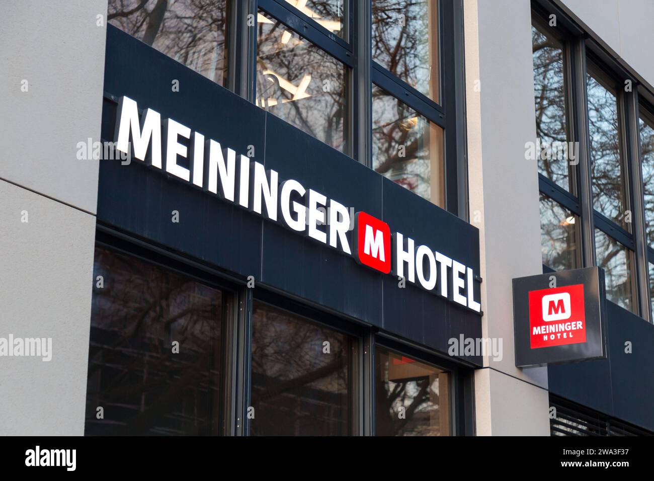 Ginevra, Svizzera - 25 marzo 2022: Cartello d'ingresso al Meininger Hotel Geneva. Il Meininger Hotel Group è una società alberghiera britannica Foto Stock