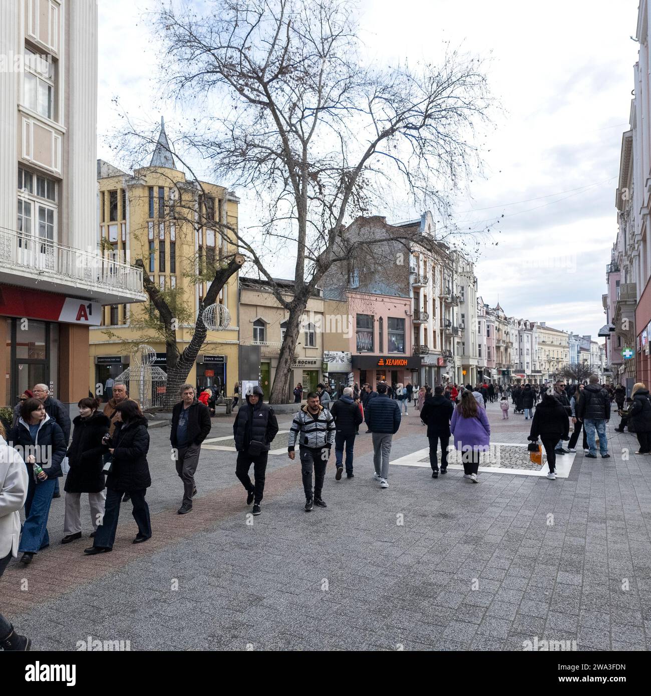 PLOVDIV, BULGARIA - 31 DICEMBRE 2023: PPeople cammina nella strada pedonale centrale Knyaz Alessandro i nella città di Plovdiv, Bulgaria Foto Stock