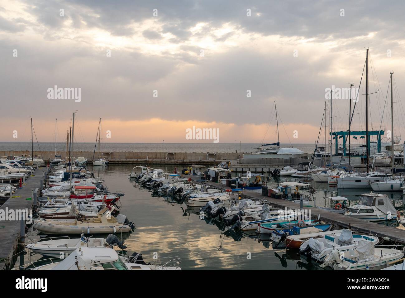 Vista del porto turistico sulla Costa degli Etruschi con barche a vela ormeggiate e yacht al tramonto, San Vincenzo, Livorno, Toscana, Italia Foto Stock