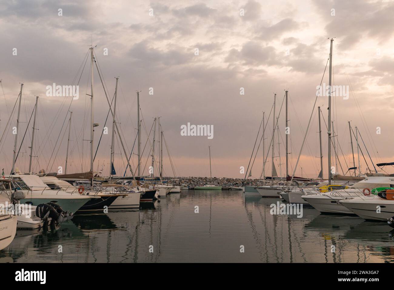 Vista del porto turistico sulla Costa degli Etruschi con barche a vela ormeggiate e yacht al tramonto, San Vincenzo, Livorno, Toscana, Italia Foto Stock