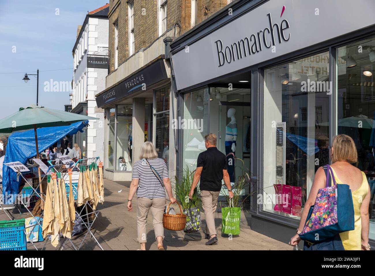 Bridport Dorset, negozio Bonmarche sulla East Street e bancarella del mercato della pelle scamosciata, Inghilterra, Regno Unito, 2023 Foto Stock