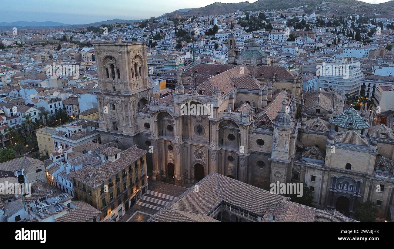 Riprese aeree con drone della Cattedrale dell'Incarnazione di Granada Spagna capolavoro rinascimentale spagnolo grande facciata Plaza de las Pasiegas Foto Stock