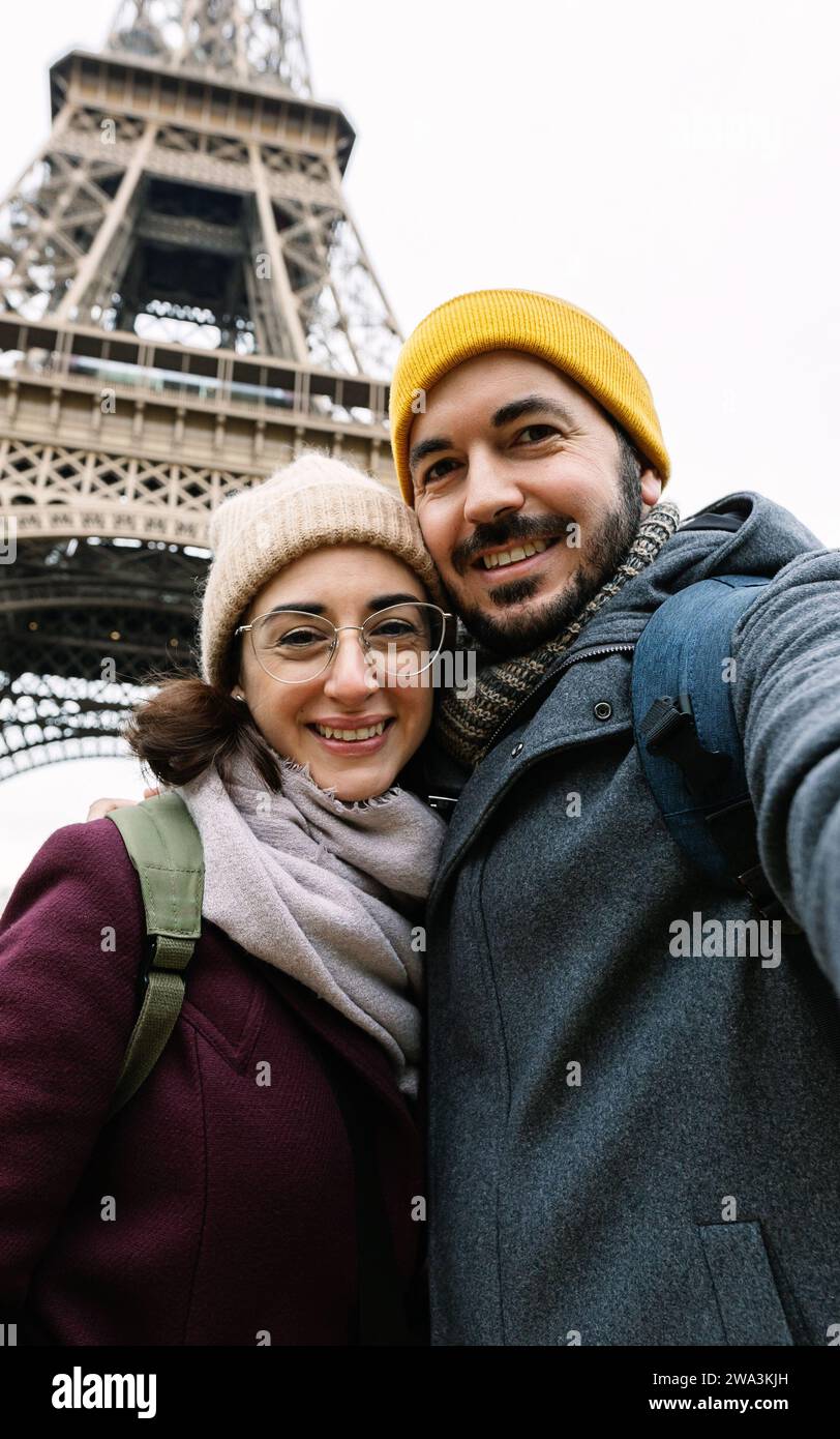 Foto verticale di una giovane coppia europea che scatta un selfie a Parigi Foto Stock