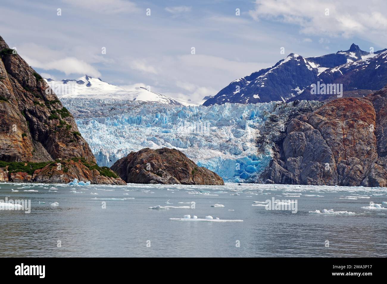 Frammenti di ghiaccio e fronti di un ghiacciaio che si distendono in mare, Tracy Arm Fiord, Tongass National Forest, Juneau, Inside Passage, Alaska, Stati Uniti, Nord America Foto Stock