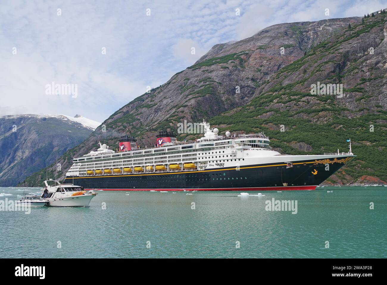 Nave da crociera gigante, Tracy Arm Fiord, Tongass National Forest, Juneau, Inside Passage, Alaska, USA, Nord America Foto Stock