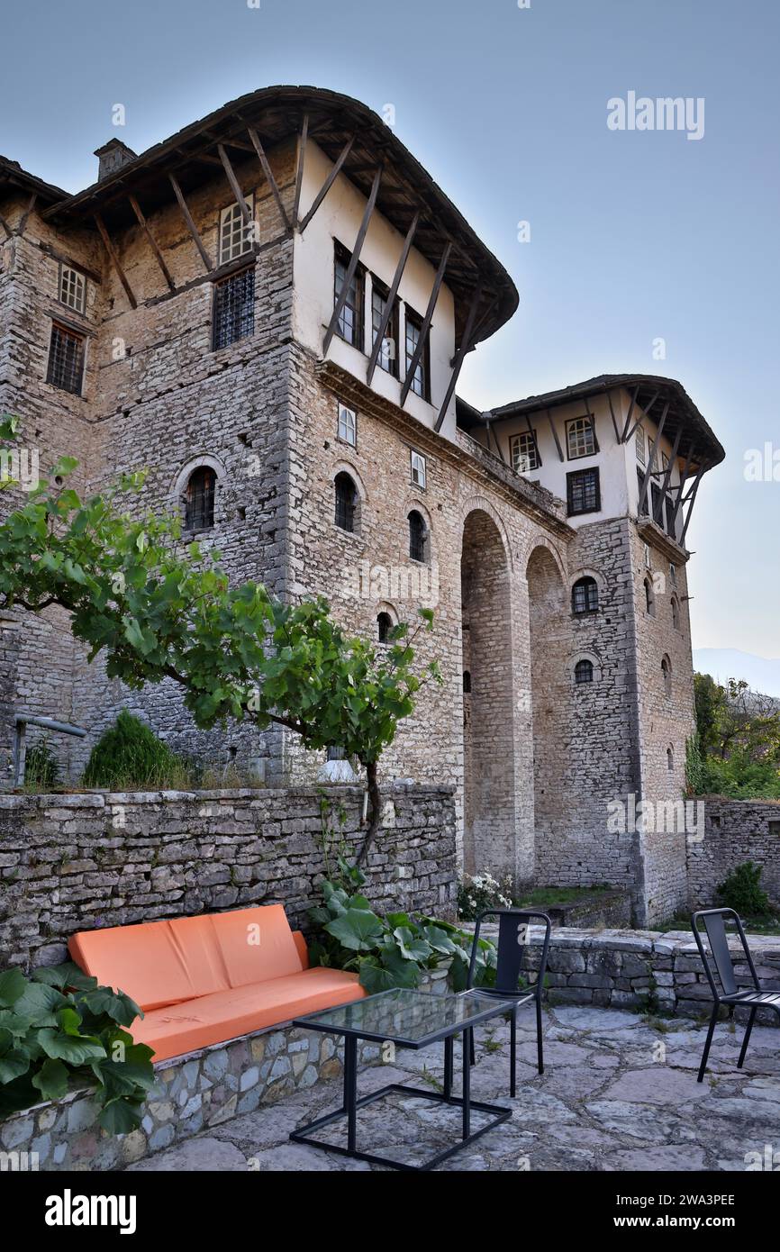 Vista esterna, storica casa a doppia ala, Zekate House, museo, Gjirokastra, Albania, Europa Foto Stock