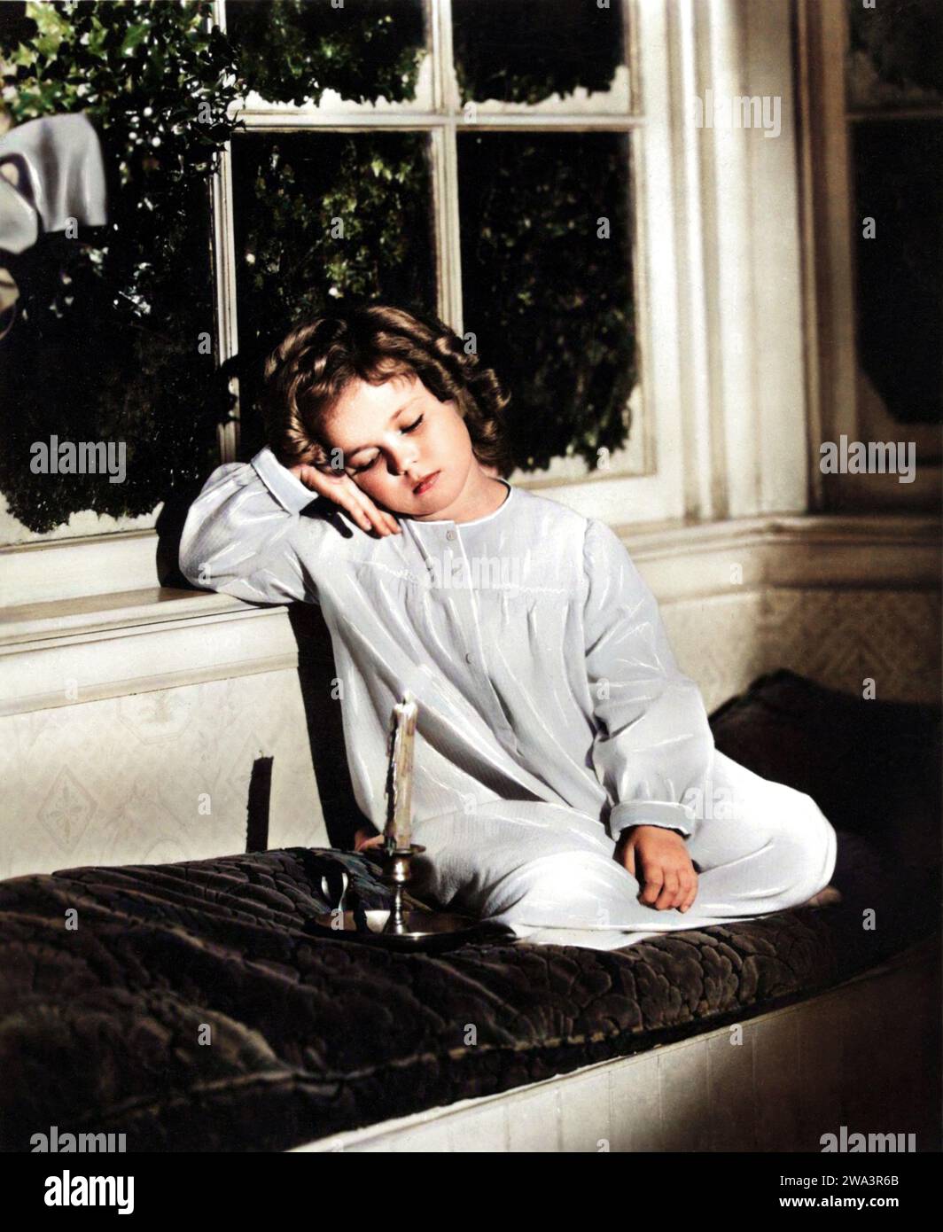 1936 c., USA : la celebrata attrice bambina SHIRLEY TEMPLE ( 1928 - 2014 ) in tempo natalizio aspettando Babbo Natale, pubblicità ancora . Fotografo sconosciuto . COLORAZIONE DIGITALE . - NATALE - NATALE - CINEMA - ritratto - boccoli - riccioli - riccioli - bambina bambino prodigio - finestra - sogno - in attesa di BABBO NATALE - STORIA - FOTO STORICHE - candela - bugia - candela - candelabro - camicia da notte - abito da notte - BAMBINO - BAMBINI - INFANZIA - INFANZIA - NOTTE -- Archivio GBB Foto Stock