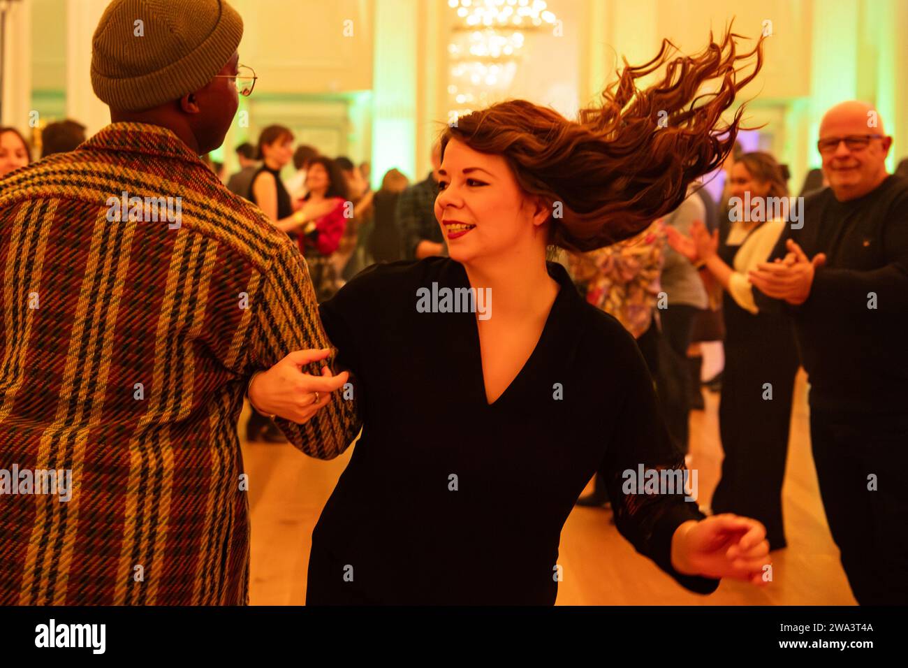 The New Year's Revels; la prima e originale festa di Hogmanay al coperto di Edimburgo, ritorna nella famosa sala delle assemblee il 31 dicembre © Chantal Guevara. Tutti i diritti riservati. Foto Stock