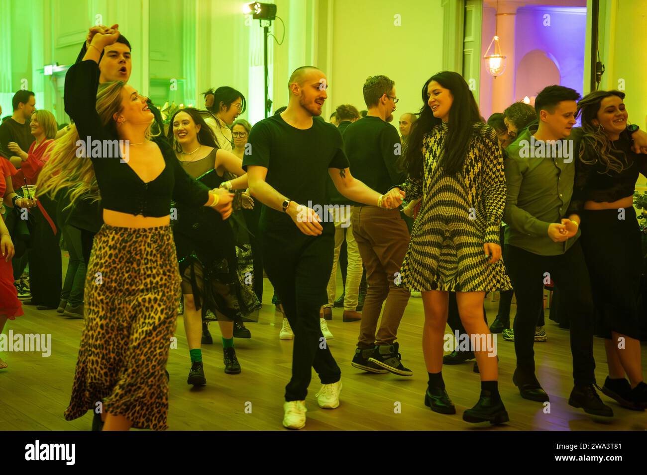 The New Year's Revels; la prima e originale festa di Hogmanay al coperto di Edimburgo, ritorna nella famosa sala delle assemblee il 31 dicembre © Chantal Guevara. Tutti i diritti riservati. Foto Stock