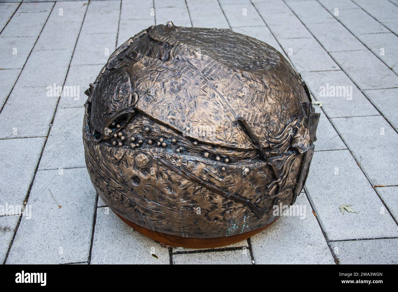 Scultura in bronzo dei contributi indigeni in Peel Street nel centro di Montreal, Quebec, Canada Foto Stock