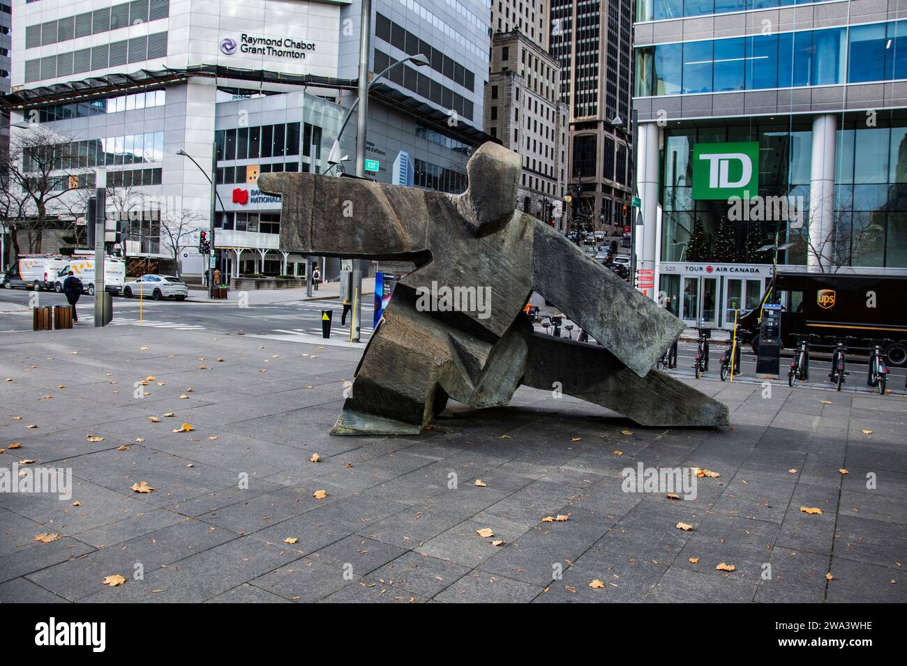 Scultura in pietra Inuit a Victoria Square a Montreal, Quebec, Canada Foto Stock