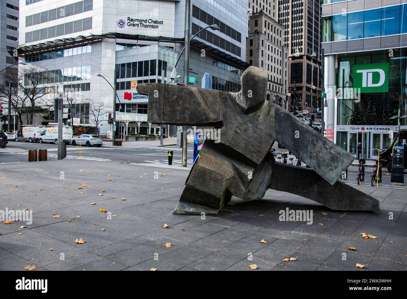 Scultura in pietra Inuit a Victoria Square a Montreal, Quebec, Canada Foto Stock