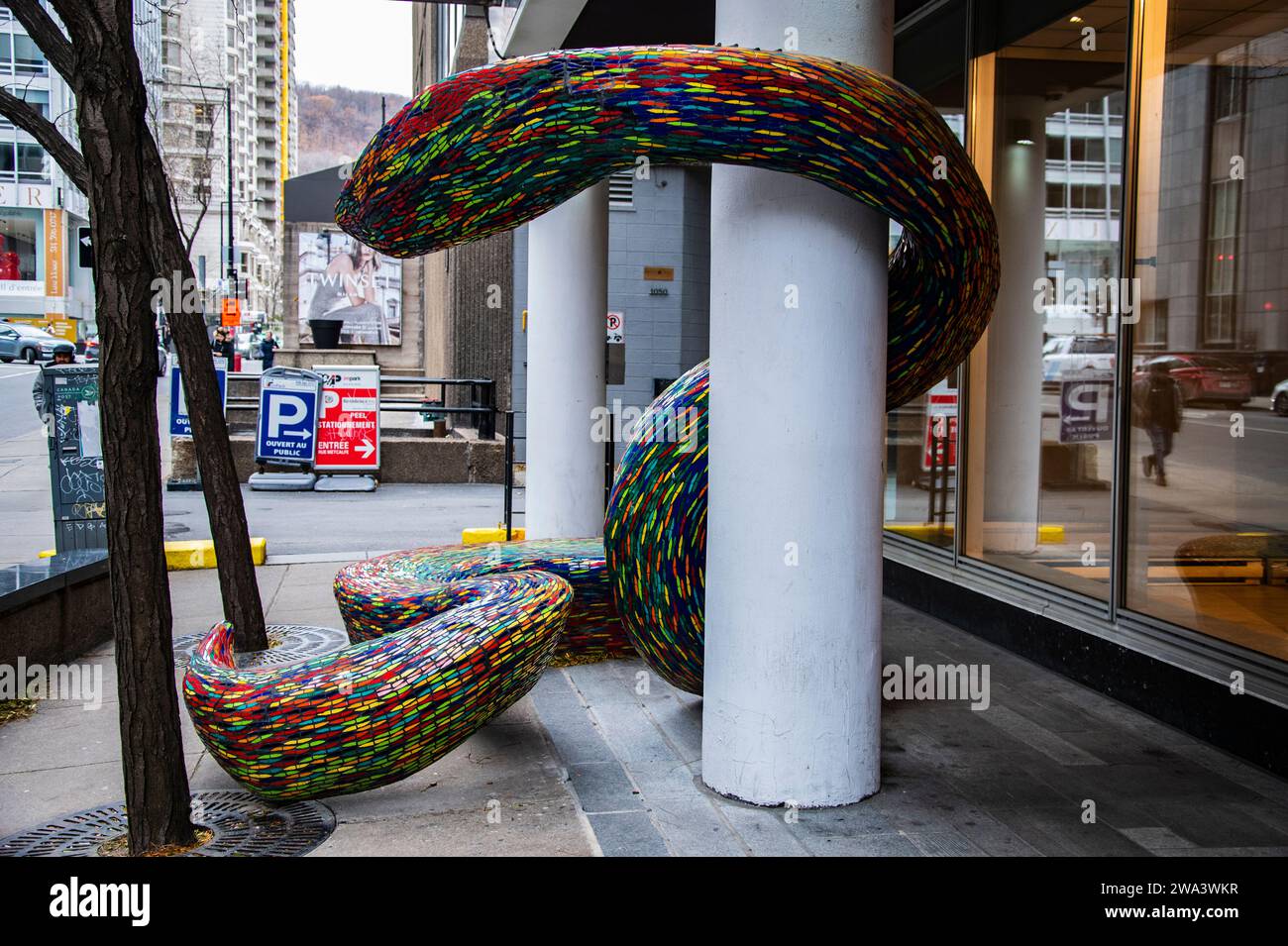 Colorata scultura di serpenti su Peel Street nel centro di Montreal, Quebec, Canada Foto Stock