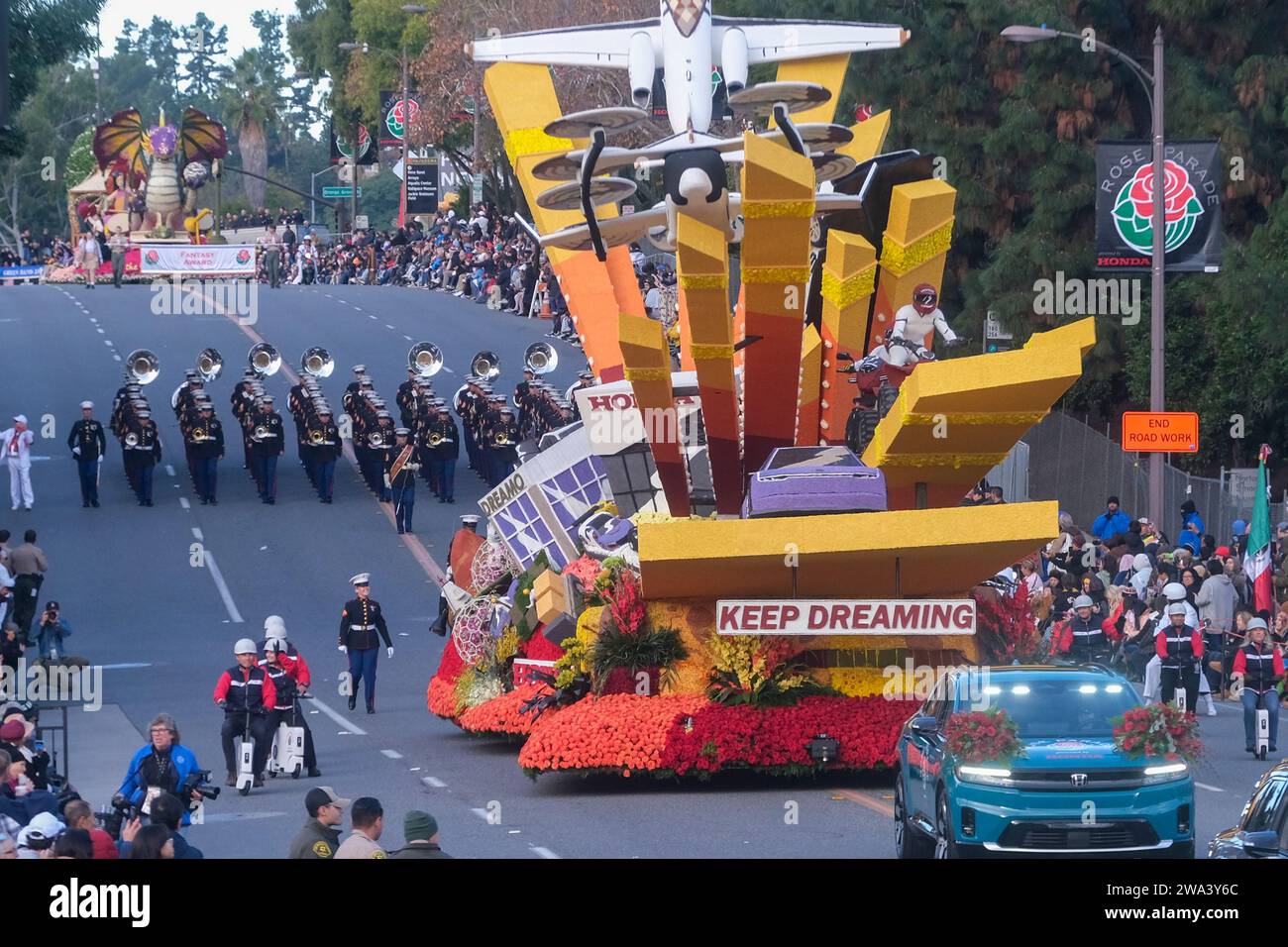 Los Angeles, Stati Uniti. 1 gennaio 2024. Il galleggiante della Honda americana "Keep Dreaming" si esibisce lungo Colorado Boulevard durante la 135a Rose Parade a Pasadena. (Foto di Ringo Chiu/SOPA Images/Sipa USA) credito: SIPA USA/Alamy Live News Foto Stock