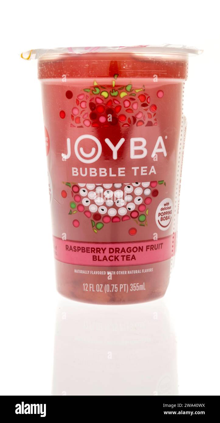 Winneconne, WI - 23 dicembre 2023: Un pacchetto di tè Joyba buttle che salta boba drink su uno sfondo isolato. Foto Stock