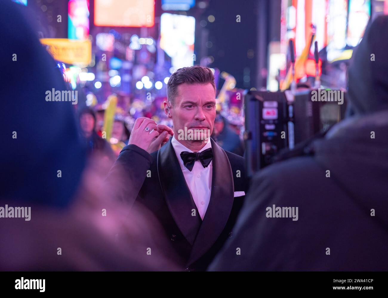 NEW YORK, N.Y. – 31 dicembre 2023: Ryan Seacrest è visto a Times Square la vigilia di Capodanno. Foto Stock