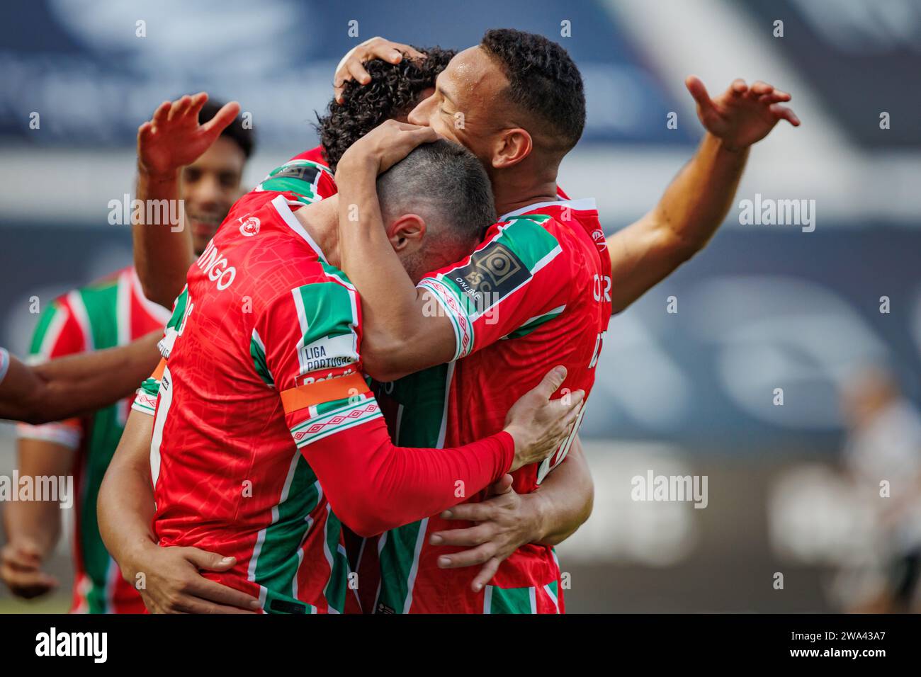 I giocatori dell'Estrela festeggiano dopo il gol di Leo Jaba durante la partita di Liga Portugal 23/24 tra CF Estrela Amadora e Boavista FC a Estádio José Gom Foto Stock