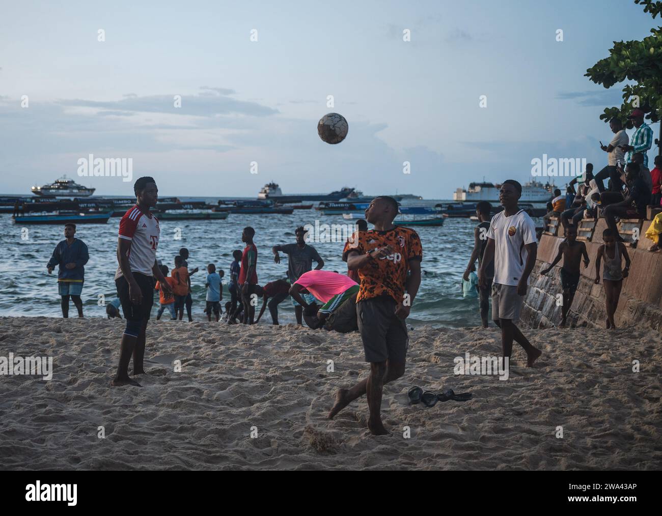 Zanzibar, Tanzania. 31 dicembre 2023. Le persone amano trascorrere del tempo libero su una spiaggia di Zanzibar, Tanzania, 31 dicembre 2023. Zanzibar è composta da due grandi isole coralline - Zanzibar e Pemba, e più di 20 isolotti adiacenti. Per quasi 10 secoli, Zanzibar ha mescolato le diverse culture dell'Africa, dell'Asia e dell'Europa, diventando un'importante attrazione culturale e meta di vacanza in Africa orientale. Crediti: Wang Guansen/Xinhua/Alamy Live News Foto Stock