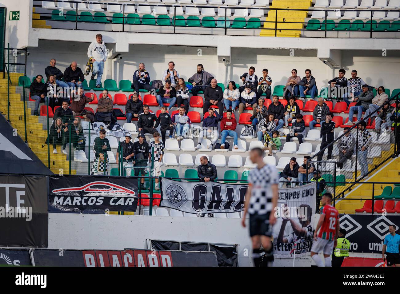 I tifosi del Boavista durante la partita di Liga Portugal 23/24 tra CF Estrela Amadora e Boavista FC a Estádio José Gomes, Amadora, Lisbona, Portogallo. (Macie Foto Stock